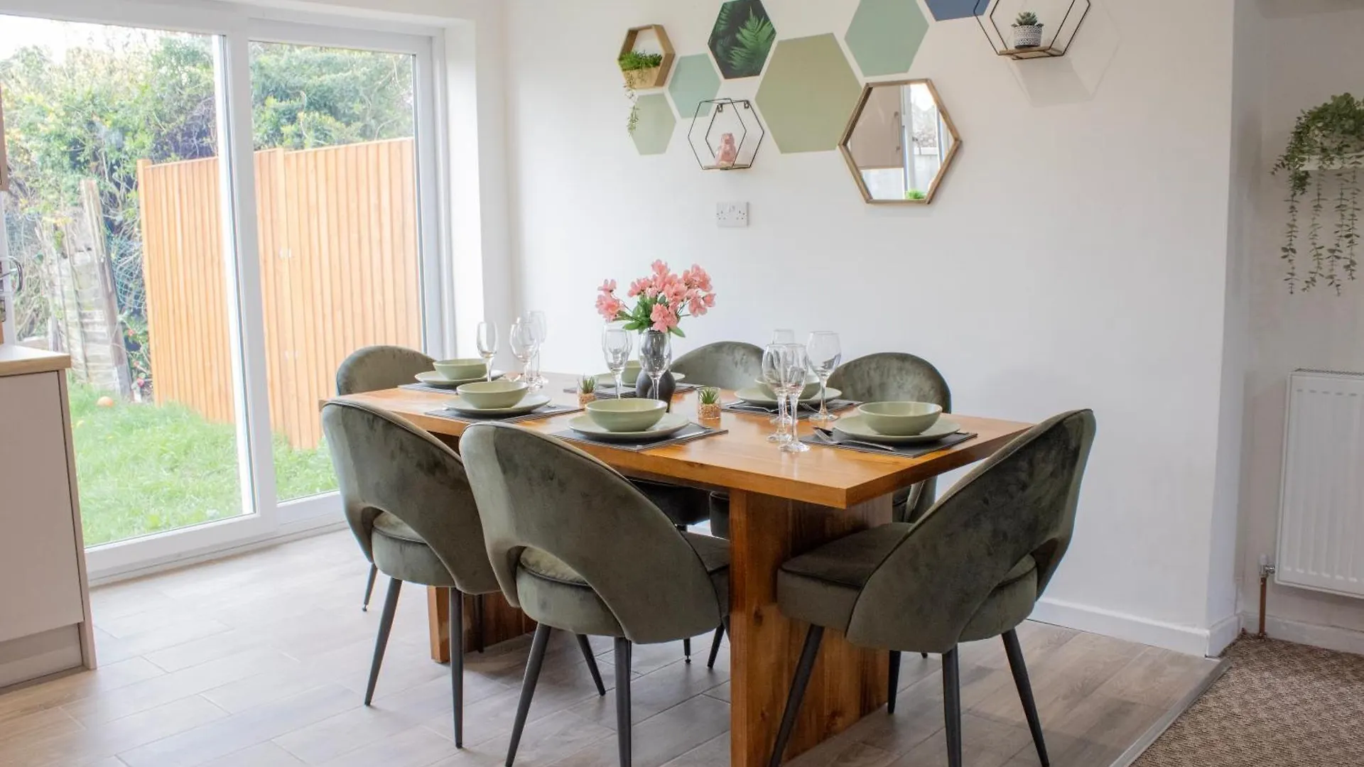 Harvard House, Stylish 3 Bedroom House In Solihull 5 Mins To The Nec, Bhx ,Jlr With Free Parking Birmingham 0*,  United Kingdom