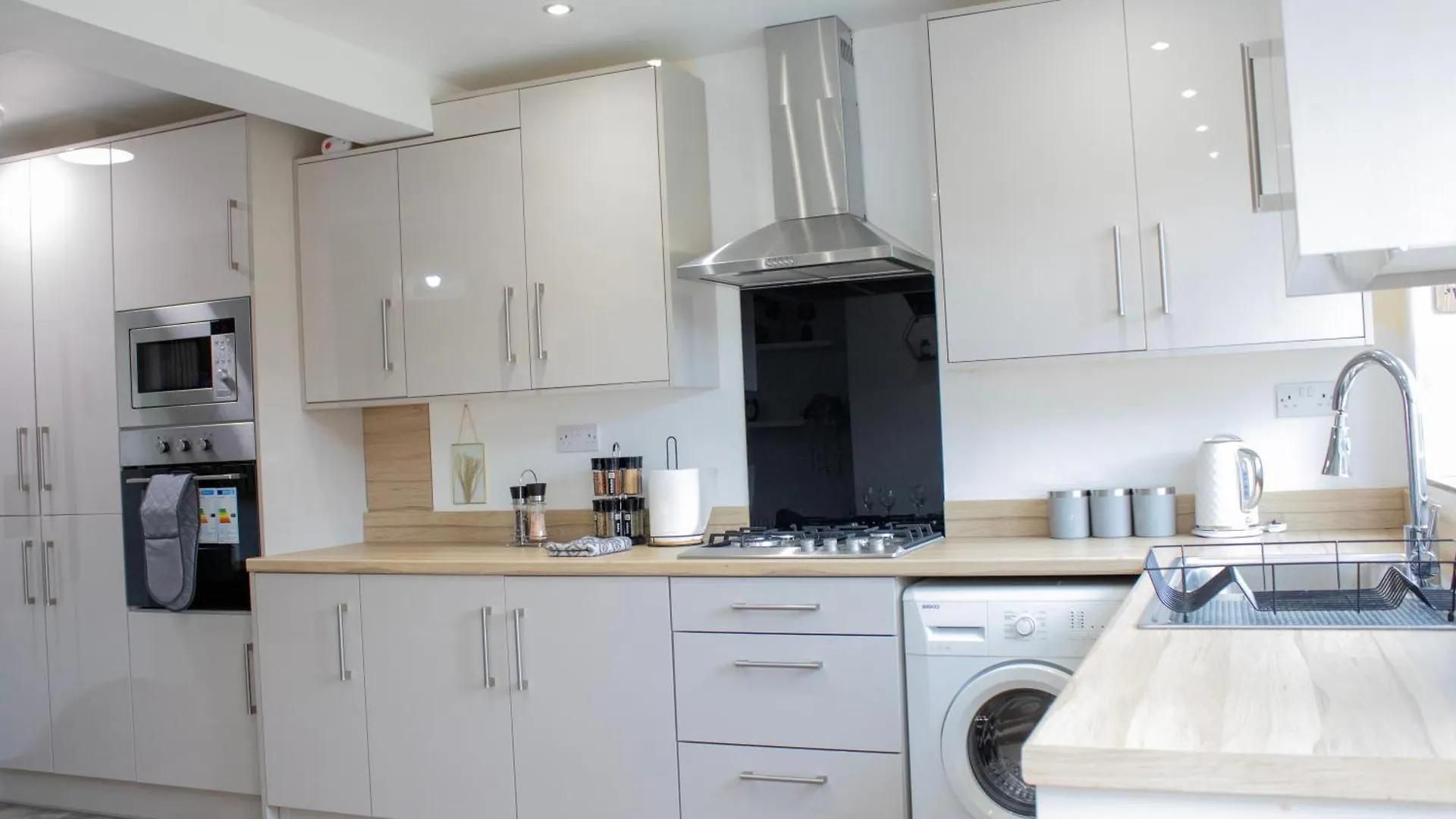 Holiday home Harvard House, Stylish 3 Bedroom House In Solihull 5 Mins To The Nec, Bhx ,Jlr With Free Parking Birmingham