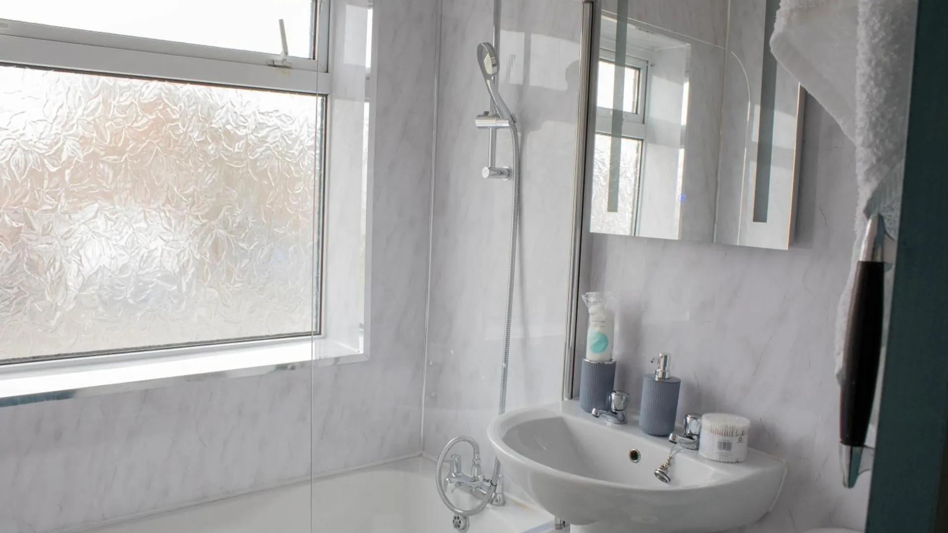 Harvard House, Stylish 3 Bedroom House In Solihull 5 Mins To The Nec, Bhx ,Jlr With Free Parking Birmingham 0*,  United Kingdom