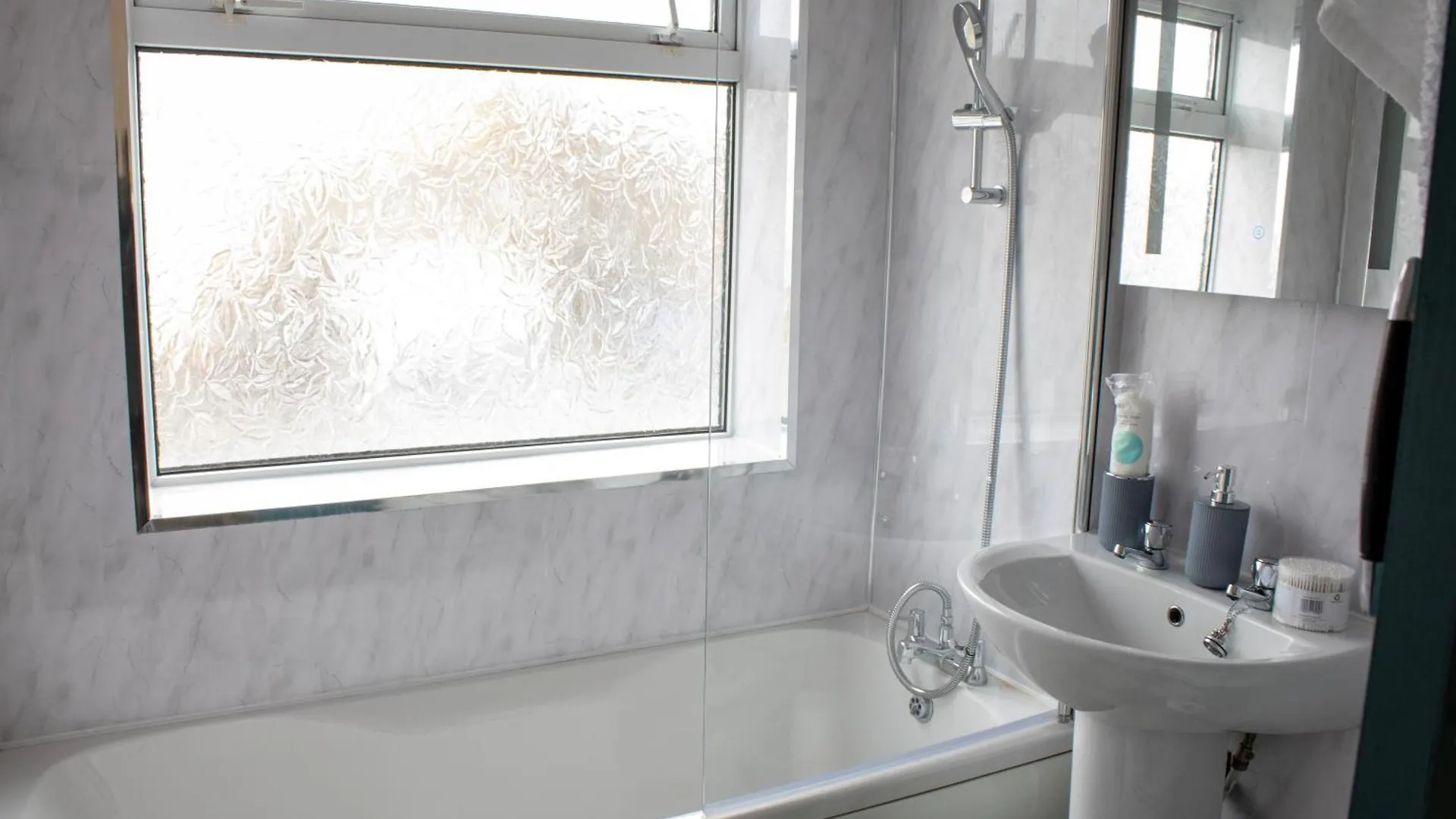 Harvard House, Stylish 3 Bedroom House In Solihull 5 Mins To The Nec, Bhx ,Jlr With Free Parking Birmingham